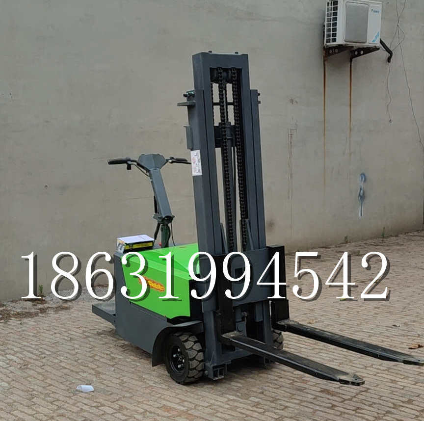 秦皇岛市优程全电动叉车插腿式堆高车液压装卸车1.5吨升高小型站驾式铲车